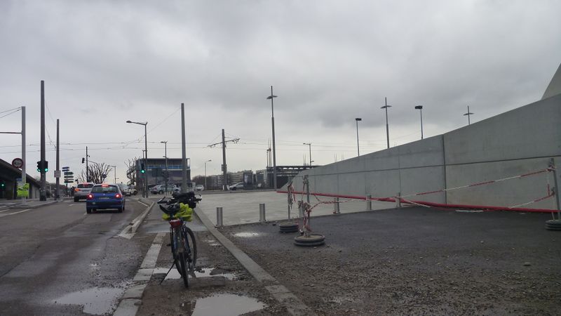 Piste cyclable devant le musée des confluence à Lyon en 2015 ! 