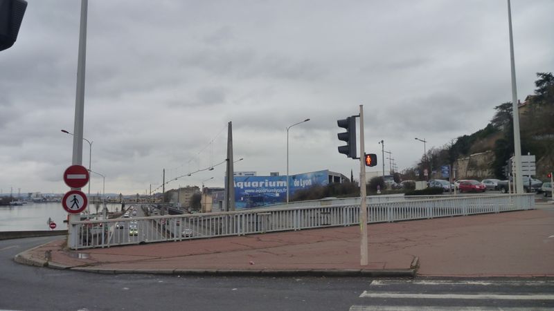 Traversée à pied obligatoire : ici au niveau du quartier de l'aquarium de Lyon en 2015