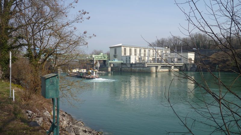 Barrage de Seyssel vu des bords de l'eau en 2015