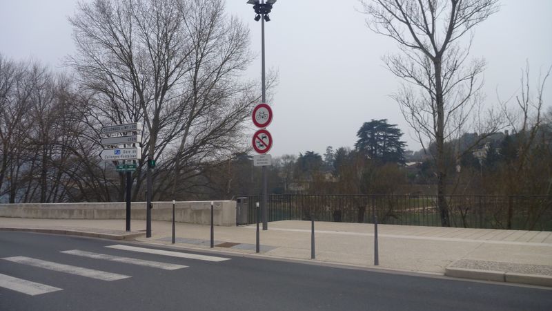 Interdit aux vélos ici sur les Bords de Sâone à Fontaines sur Saône