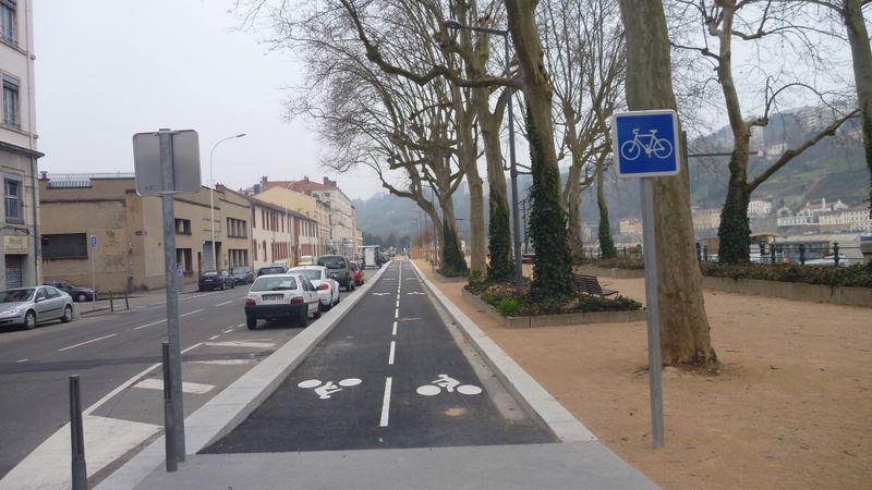 Lyon : piste cyclable quartier de l'ambarcadère en 2015.
