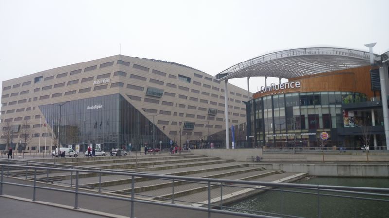 La confluence et le palais de la région Rhône Alpes vus en 2015 : à vélo ca passe bien