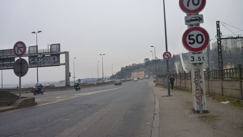 Nous tentons la bambée vers le sud ici sortie de Lyon sur le trottoir..