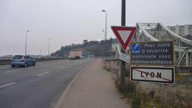 Sortie de Lyon en 2015 vers Rhône rive droite : roulez sur le trottoir