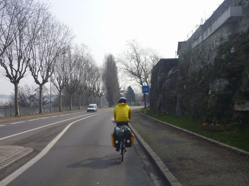 Givors sur ViaRhôna D 386 : beau retrécssemnt anti vélos .. 2015