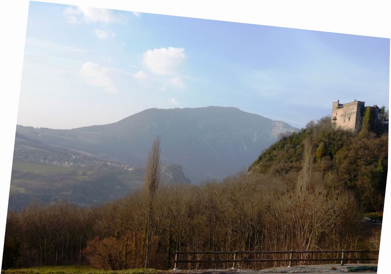 Sur ViaRhôna : Château d'Arcine, défilé de l'écluse et le Jura en face, vus en 2015