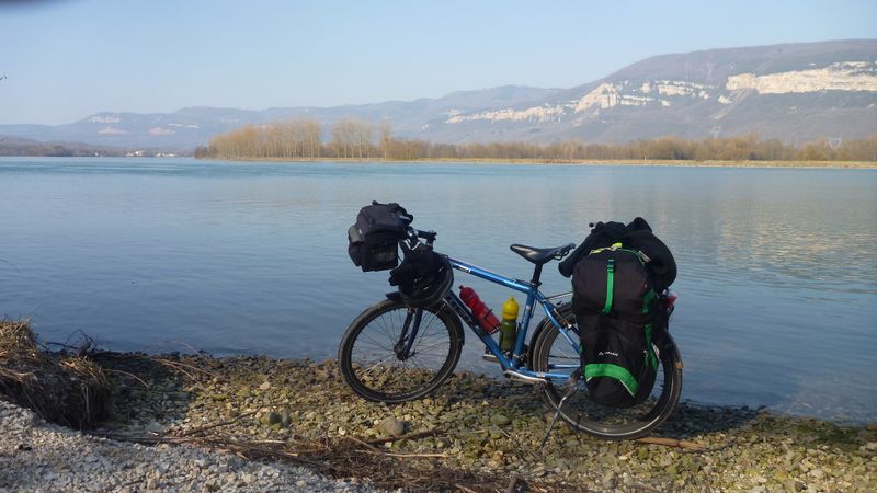 Fanette les pieds dans le Rhône en vue du Bugey en 2015