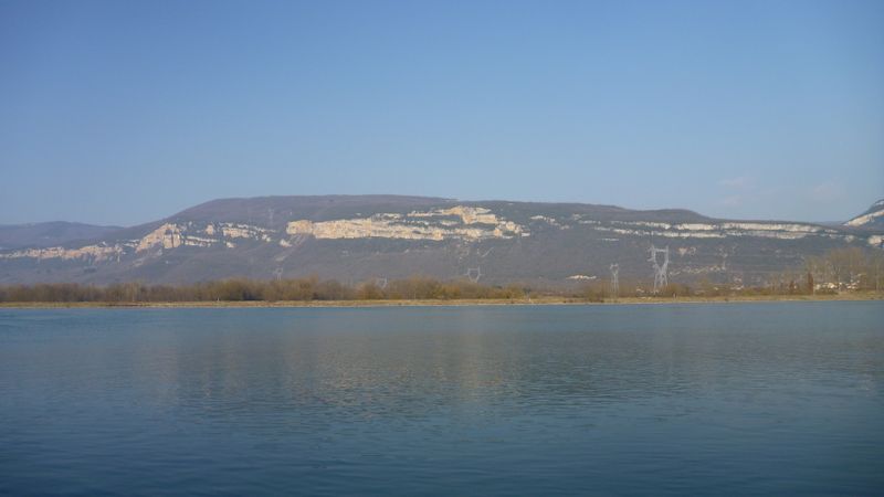 Les monts du Bugey vus des bords du Rhône du côté de Montalieu Vercieu en 2015