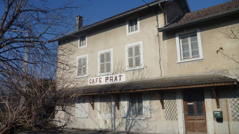 Le monde change : Ancien café PRAT attenant aux usines ciment Vicat à Montalieu Vercieu en 2015