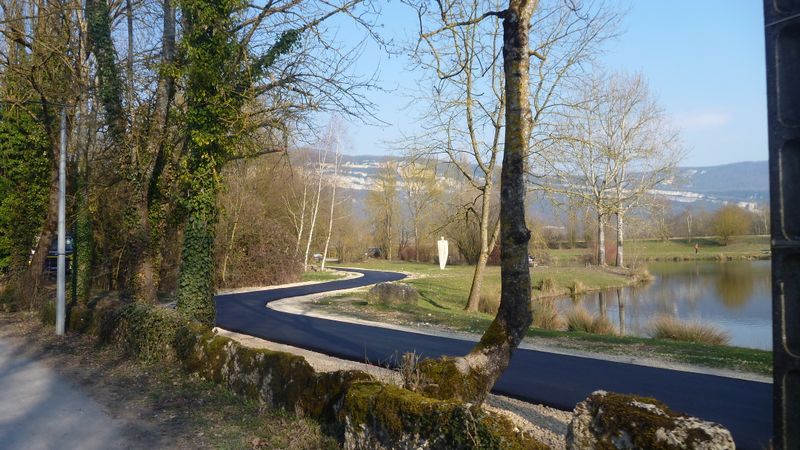 Le Bel asphalte déroulant son serpent le long du Rhône ici à Montalieu Vercieu en 2015
