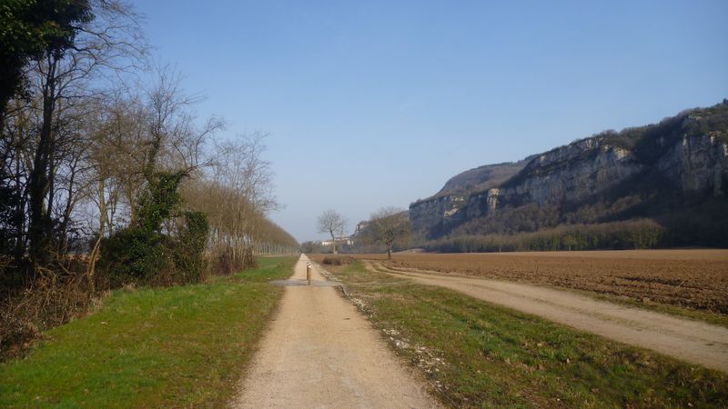 La voie dite cyclable au pied du Bugey mène de Brenaz à Sorlin en 2015