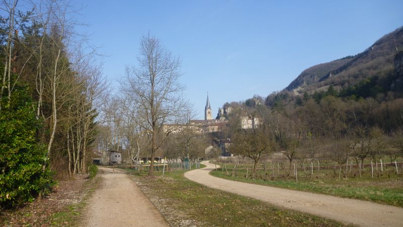 Arrivée à Saint Sorlin en Bugey en 2015 ; par cette voie quasi cyclable