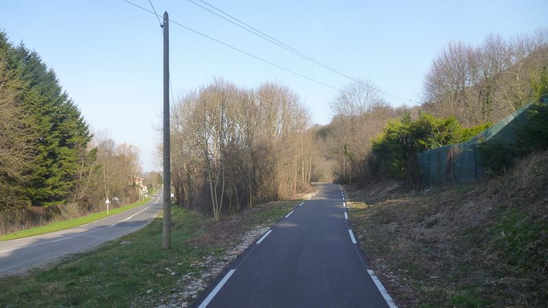 La voie cyclable devient tout à coup goudronnée après Saint Sorlin en Bugey en 2015