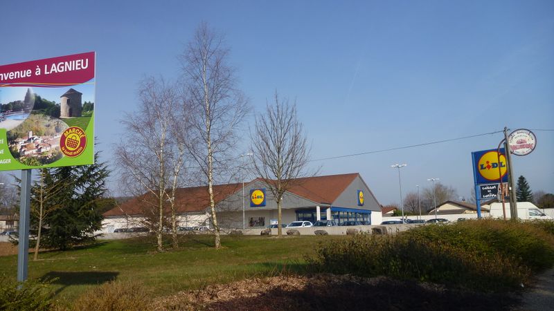Ravitaillment ici à Lidl de Lagnieu non loin de ViaRhôna : pub gratos !