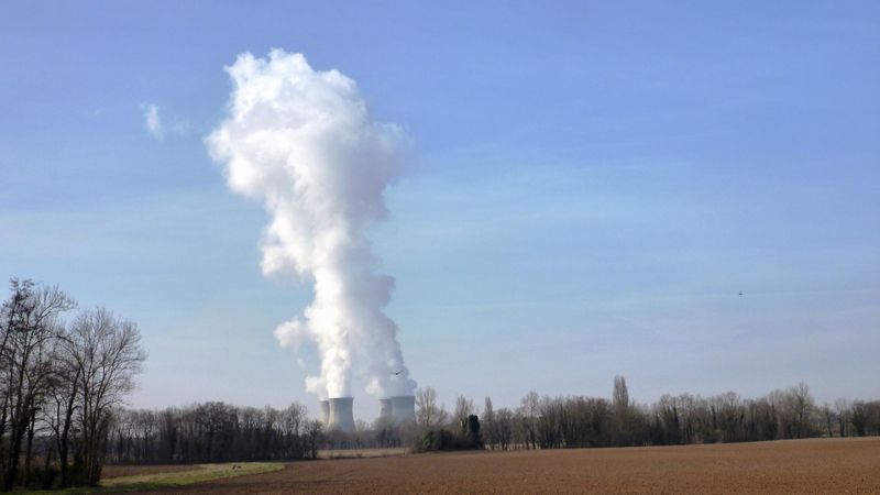 Les fumerolles de la centrale du Bugey