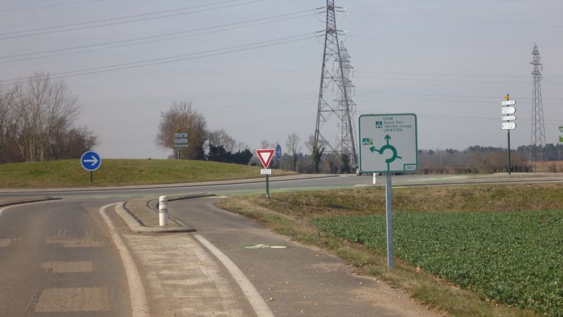 Balisage ViaRhôna ici au giratoire peu avant .. Jalionae et Loyettes !
