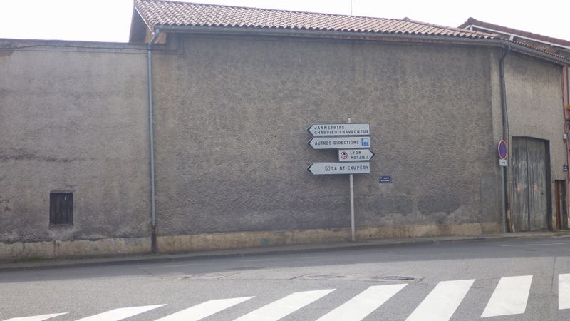 Un peu plus loin nous tentons de rallier L'aéroport de Satolas, pour voir ..
