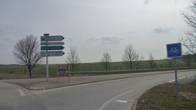 Suprise la grand' route est munie d'une bande cyclable .. et bien allons y