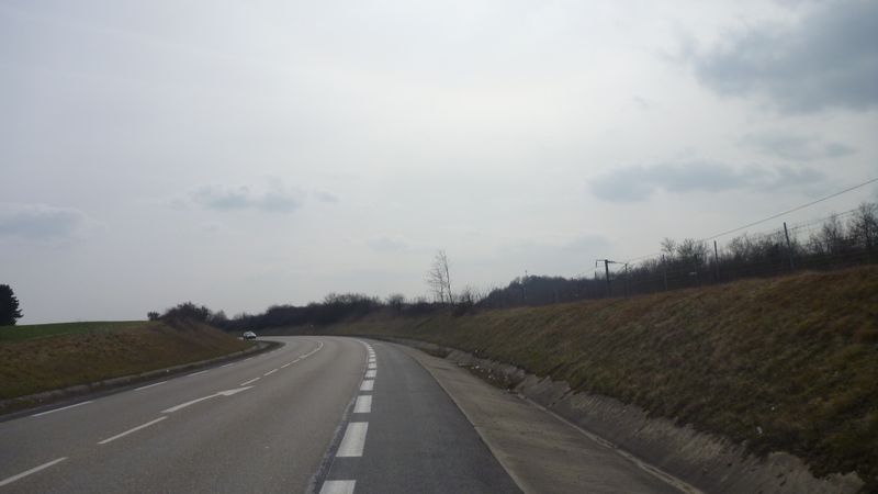En effet : bande cyclable sur la route Pusignan aéroport de Lyon Saint Exupéry
