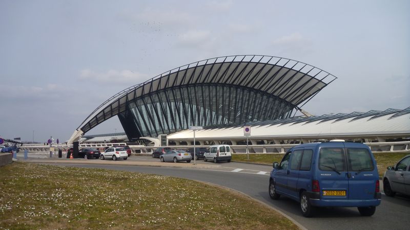 Arrivé malgré tout : Vivant, en serrant les fesses devant l'aéroport de Lyon Satolas Saint Exupéry en 2015