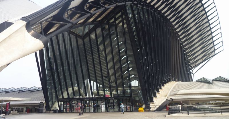 Devant l'aérogare de Lyon saint exupéry en 2015
