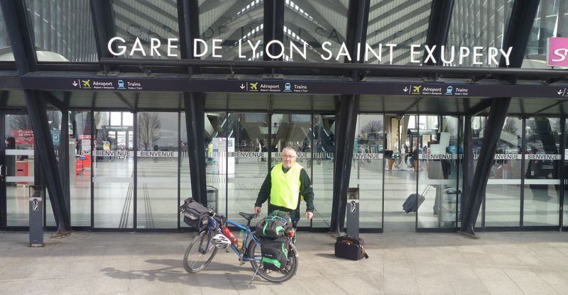 Claudio et fanette devant les portes de l'Aéroport de Lyon saint Exupéry en 2015