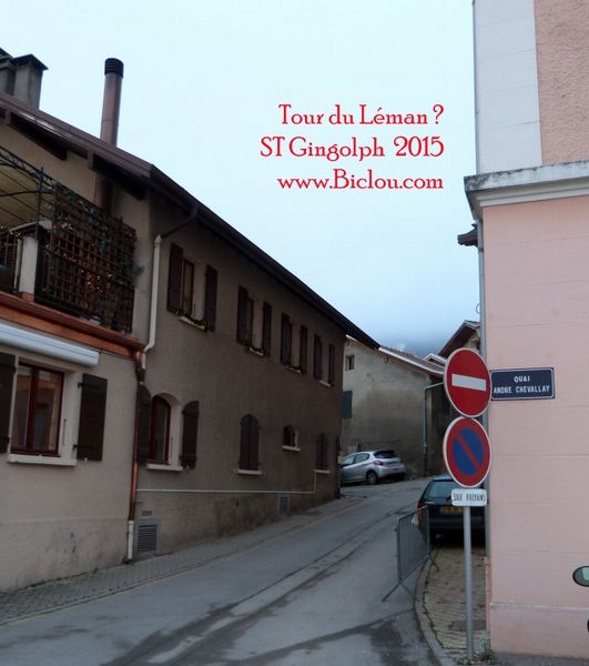 Cyclistes : Saint Gingolph : ne tombez pas dans le panneau ; Ya comme un Bug dans le Balisage Tour léman ..