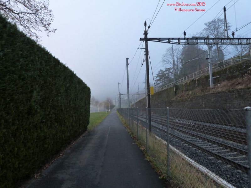 Cheminement cyclable refait en 2015 vers Montreux , le long du chemin de fer..