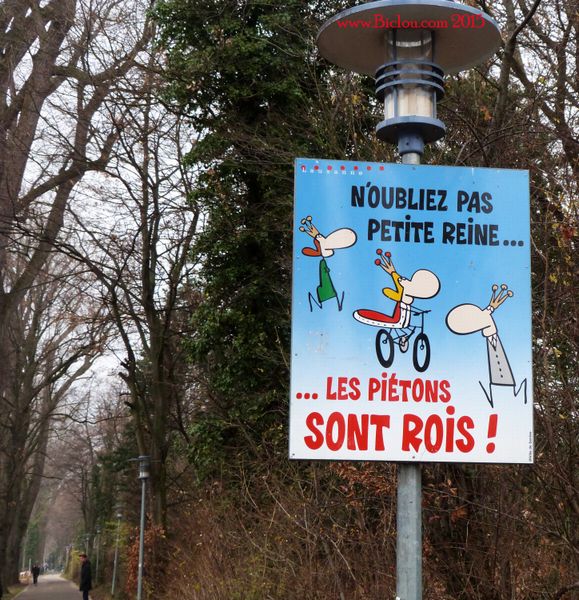 Panneau : Petite Reine : Les piétons sont Rois ..
