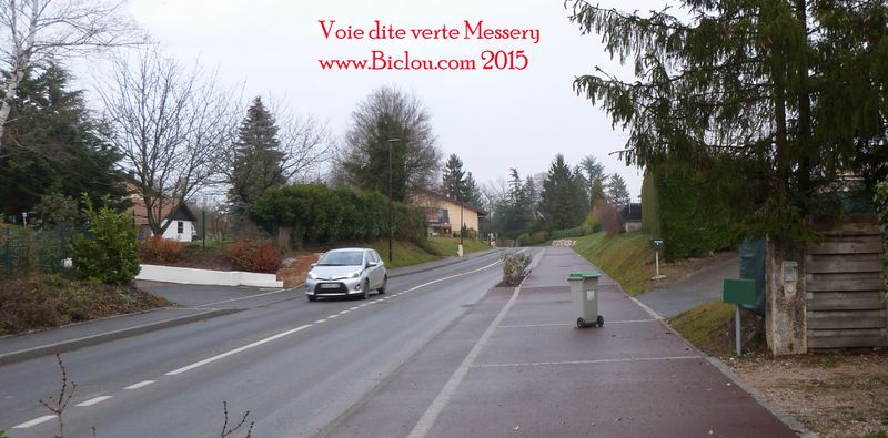 Et 6 mois plus tard Toujours la même Poubelle de Messery sur piste cyclable ..