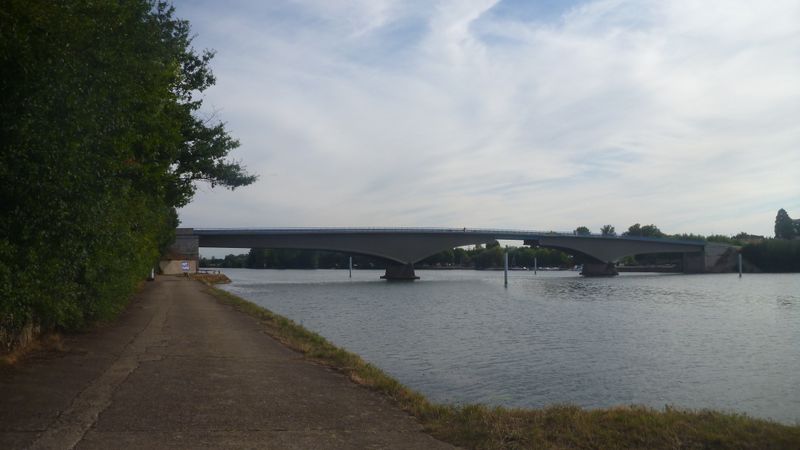 La Saône coule tranquille aux approches de Neuville sur Saône