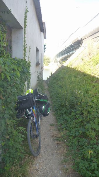 Il faut quitter le Halage, et assage étroit ici