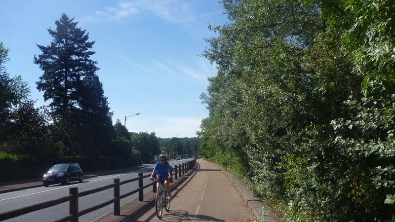 Et puis une vraie piste cyclable apparait avant Neuville sur Saône.
