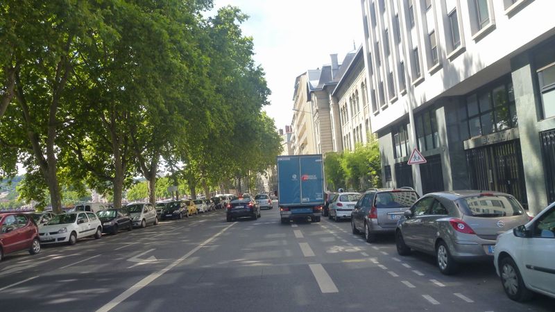 Lyon, les bandes cyclables servent de garage à livraison..