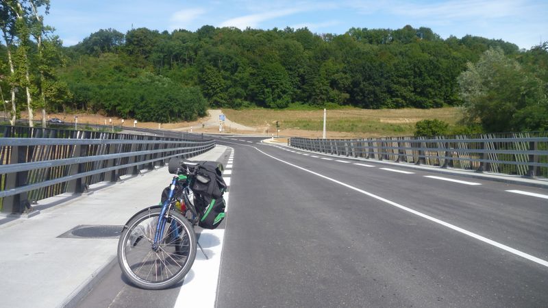 Zoli pont au dessus de l'Isère, belles bandes cyclables, mais pas très larges !