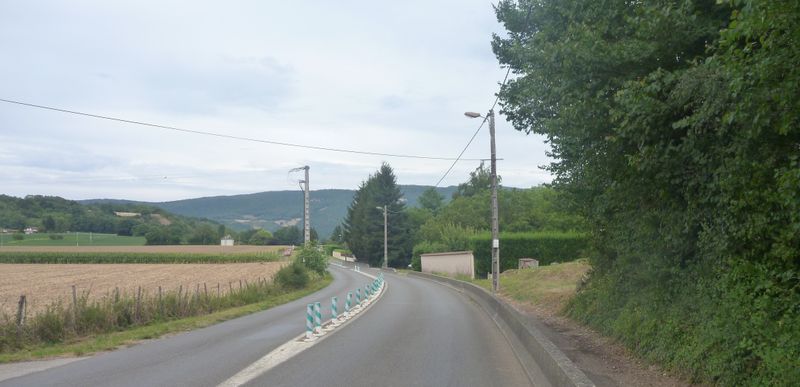 Ces bites posées sur la route à Posafol (Ain) sont certes sensées faire ralentir la circulation