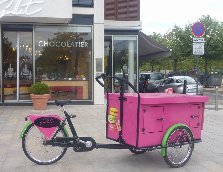 Triporteur publicitaire , chocolatier, vu à Valence en 2015