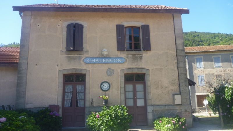 Ancienne gare de chalençon en 2015, sur la voie verte dite Dolce-via