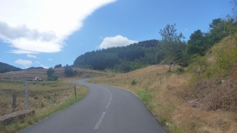 En route vers le Gerbier de Jonc (1407 m) : Les choses sérieuses commencent, ici, à 13 km à 6 %