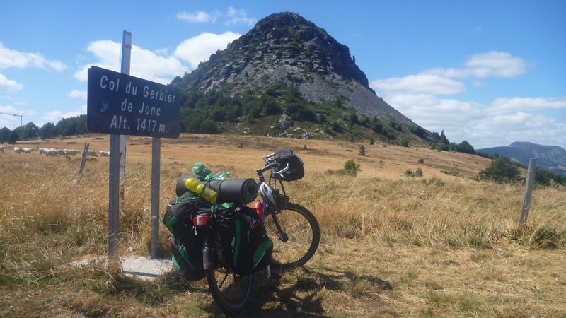 Fanette pose, fière comme Bar tabac, au col du Gerbier de Jonc en 2015