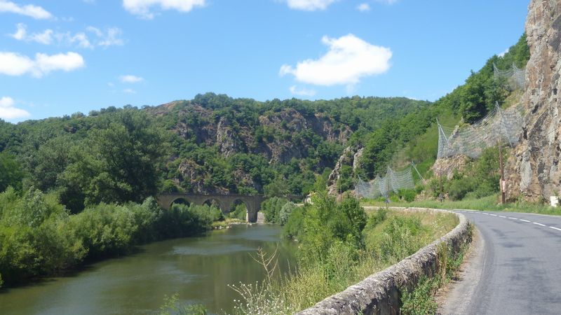 Et, passé le Puy, la Loire continue sa route dans ces petites gorges