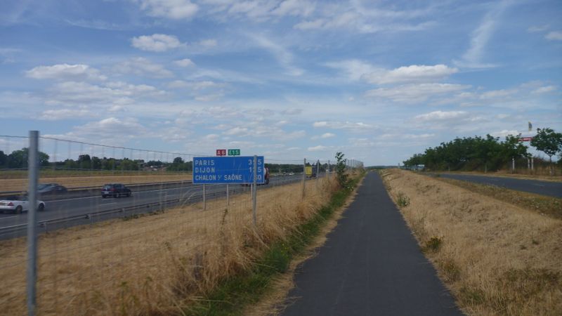 La voie dite verte de Charnay à Mâcon, longe l'autostade Paris Lyon A6