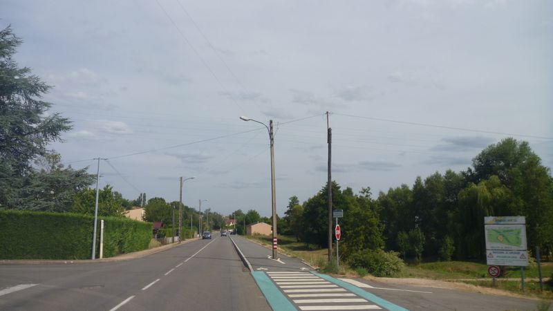 Piste dite cyclable avant Mâcon : Surtout viser bien le poteau ..