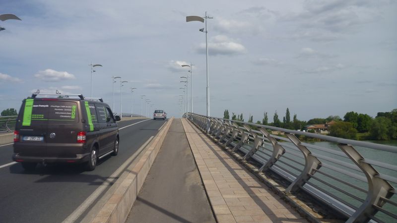 Bandes cyclables sur ce pont sur la Saône