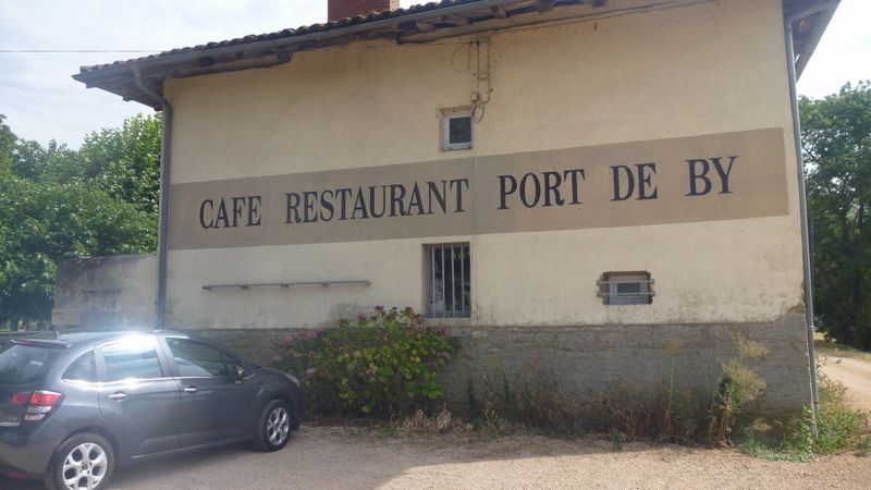 le début du chemin de halage de la Saône à port de By mâcon
