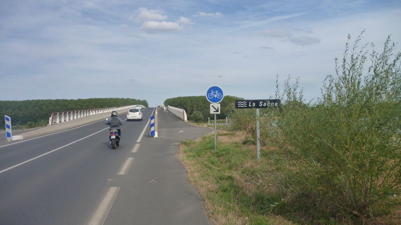 Nouvelle bande cyclable lprs de ce passage au dessus de la Saône