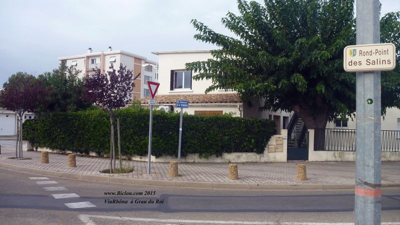 Grau du Roi, en l'absence de balisage ViaRhôna et même cyclable : remarquez ce repère bizarre ..