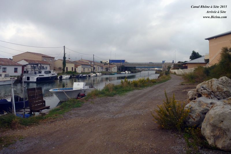 ViaRhôna, Euro vélo huit ? Passage le long du canal du Rhône à Sète ; le pont sur la D600 au fond ..