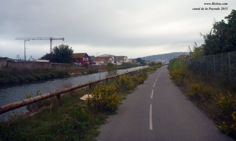 ViaRhôna et Euro velo 8 : arrivée à Sète le long du quai des Moulins et le canal de la Peyrade 2015..
