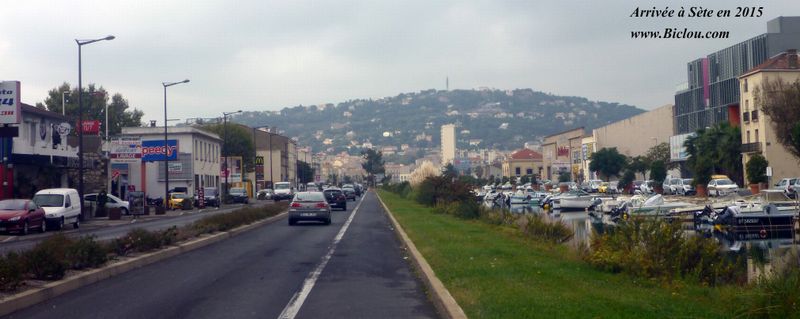 Sète : fin ViaRhôna par D 612 et avenue Gilbert Martelli : le canal de la Peyrade le Mont Saint Clair en arrière plan